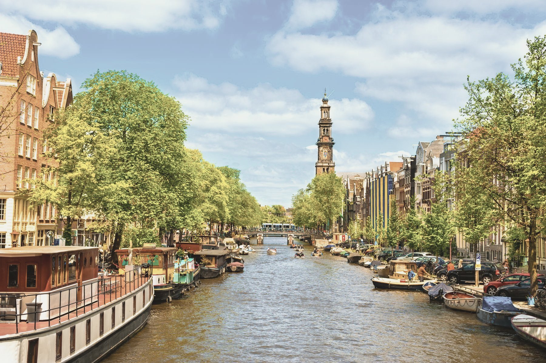 De Prinsengracht met de Westertoren, woonboten langs de kade