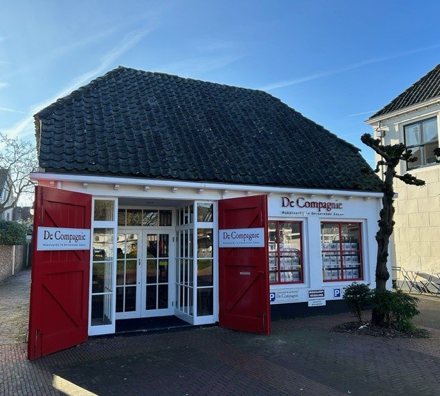 Our office on the Rijksstraatweg in Loenen aan de Vecht, with its red stable doors