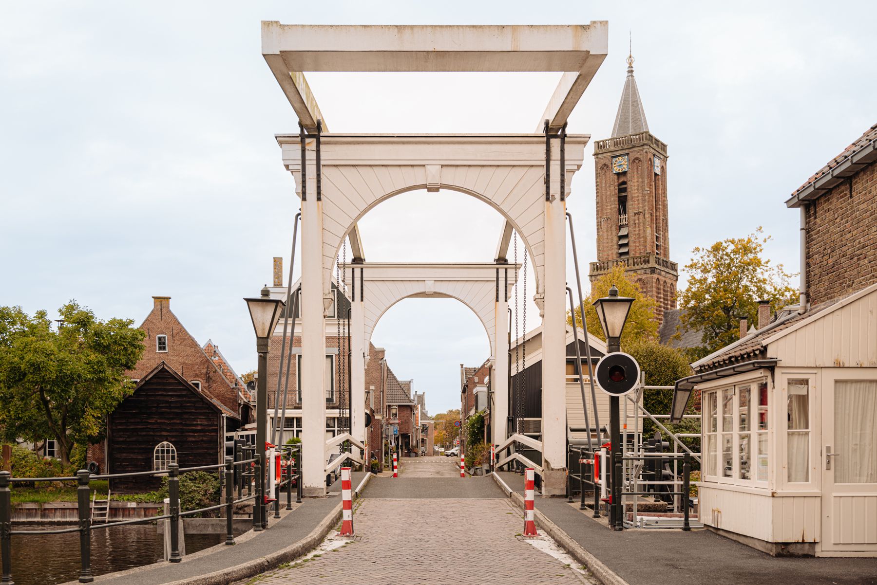 De witte ophaalbrug en de kerktoren van Loenen aan de Vecht