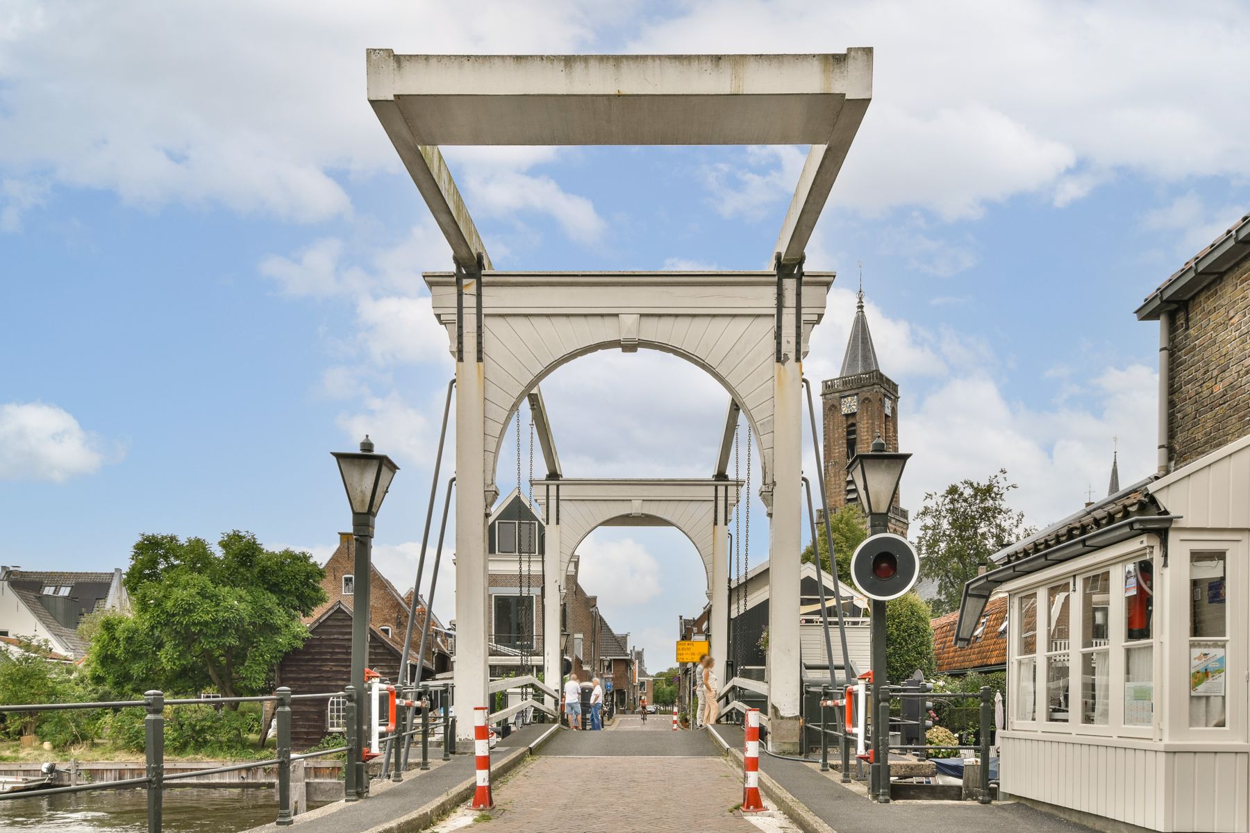 De witte ophaalbrug over de Vecht in Loenen, met de kerktoren erachter
