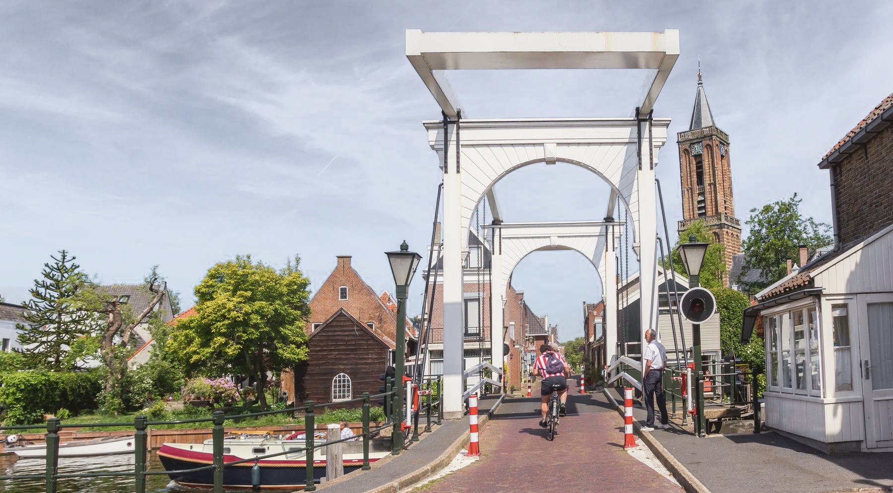 De witte ophaalbrug en de kerktoren van Loenen aan de Vecht