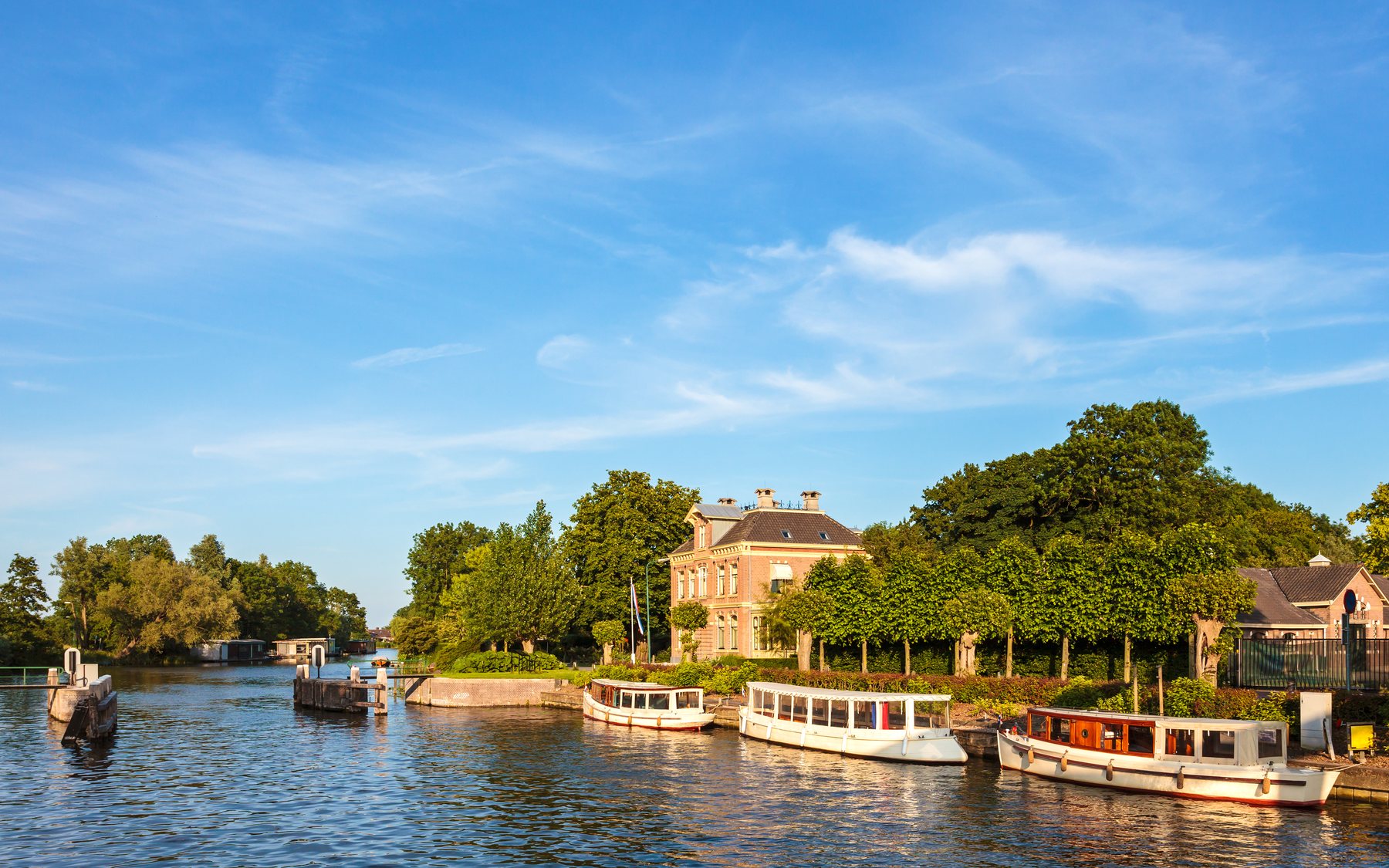 Buitenhuis met sloepen aan de Vecht