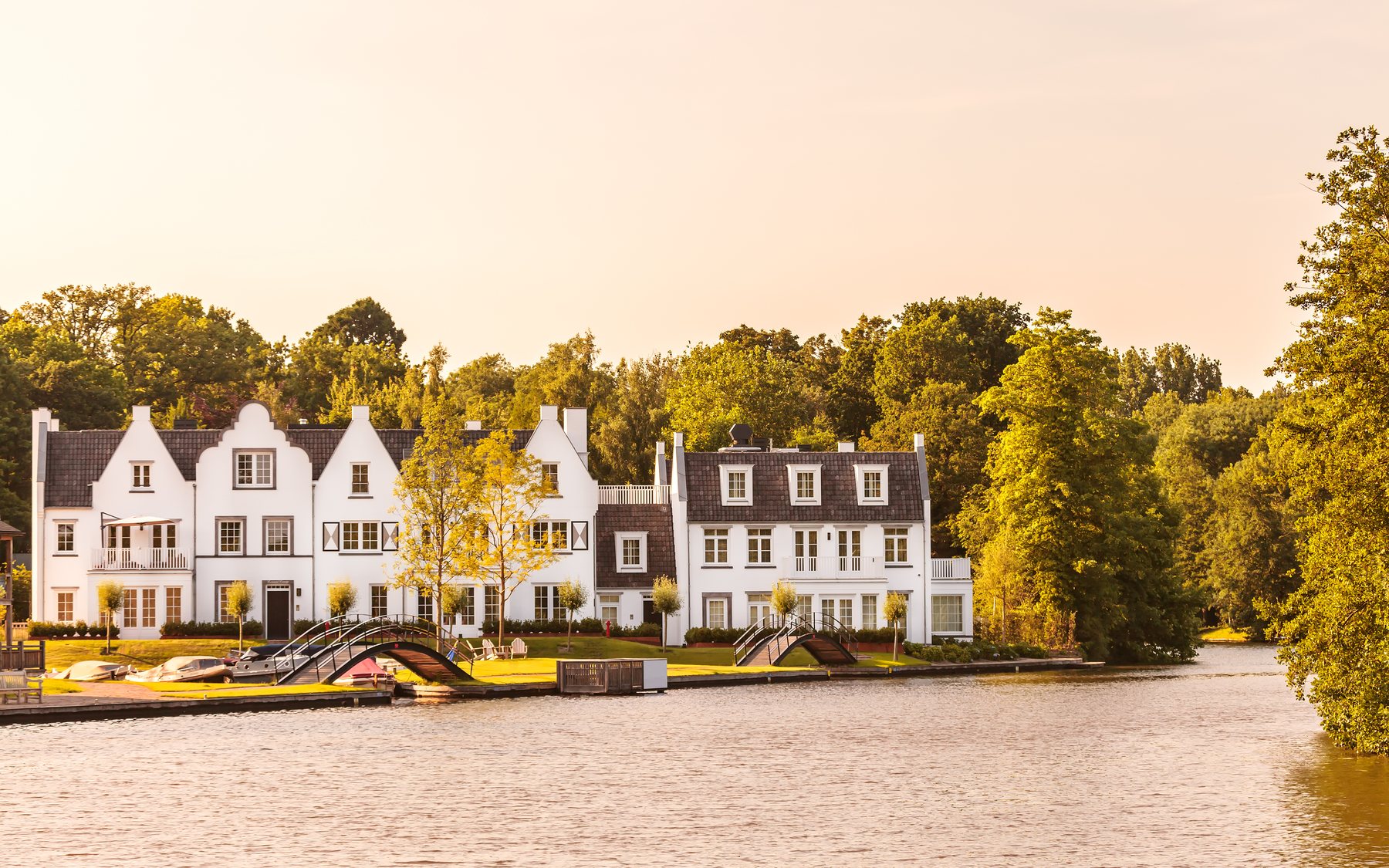 Witte huizen aan het water van de Vecht